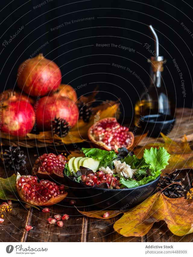 Schale mit Granatapfelsalat auf dem Tisch Salatbeilage Schalen & Schüsseln Speise Herbst Blatt dienen Lebensmittel dunkel lecker organisch oliv Erdöl Mahlzeit