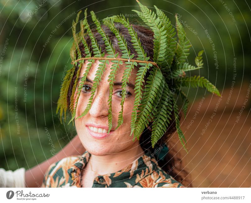 ypung kaukasischen Frau mit einem Farn als natürliche organische Krone als Königin des Herbstes Liebe Kaukasier Glück Partnerschaft Zusammensein Menschen jung