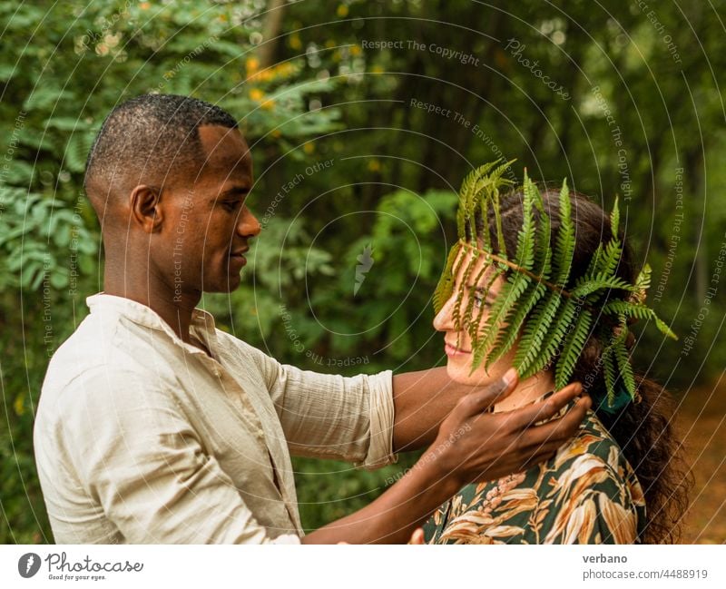 Porträt eines sich liebenden Paares verschiedener Ethnien in einem Wald interrassisch Liebe Kaukasier Frau Glück Partnerschaft Zusammensein Mann Menschen jung