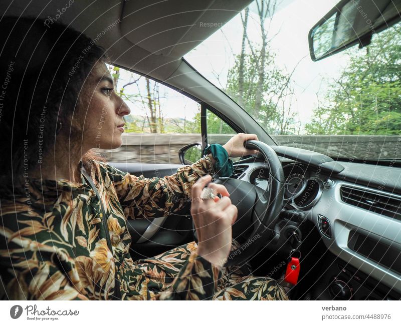 Kaukasische junge Frau am Steuer eines Autos im Herbst PKW reisen Sitzen Fahrzeug Transport Menschen Verkehr Reise Fahrer Automobil Straße Laufwerk schön