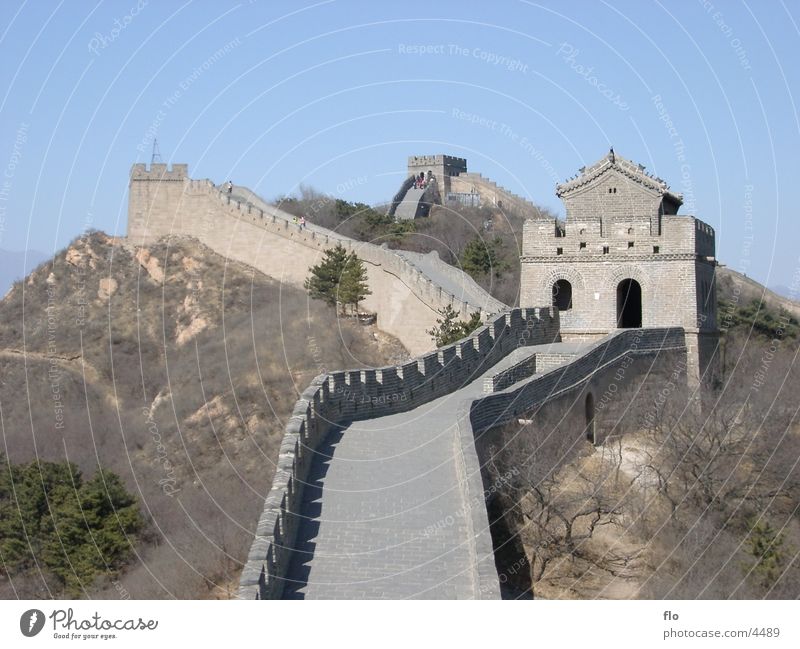 Die große Mauer - China Sträucher Zinnen antik Architektur Stein Himmel Turm great Straße
