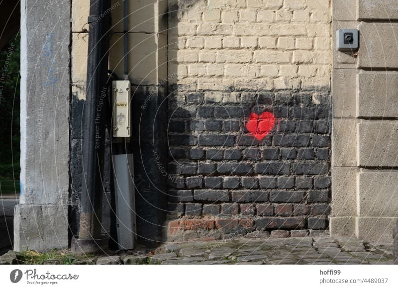 rotes Herz an einer Wand Graffito Graffiti Liebe Jugendkultur Straßenkunst Kreativität Fassade Kunst Kultur Mauer Typographie Wandmalereien Schmiererei Design