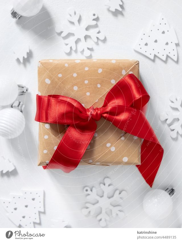 Weihnachten Geschenk-Box rote Schleife Schleife von oben, Mockup Geschenkverpackung eingewickelt weiß sehr wenige Ornament Winter Bändchen Feiertag