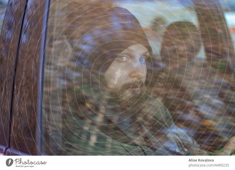 durch das Fenster eines Autos Porträt Mann Reflexion & Spiegelung Autofenster PKW Farbfoto Blick zuschauend Fahrgast reflektieren Fensterspiegelung