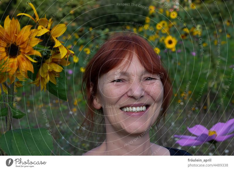 UT Teufelsmoor | Sonnen Frau Frauengesicht lachen Mensch Blumen Pflanzen Sonnenblume Garten fröhlich glücklich Natur Sommer Farbfoto Außenaufnahme natürlich