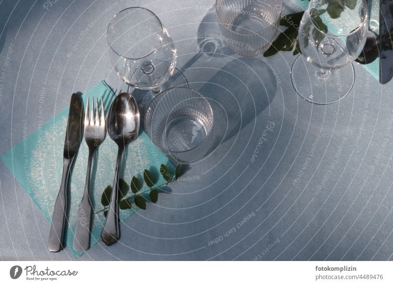 sommerlich unkonventionelles  Tischgedeck Gedeck Besteck Messer Gabel Löffel Glas Gläser Tischtuch Einladung hellblau Deko Stimmung Dekoration & Verzierung