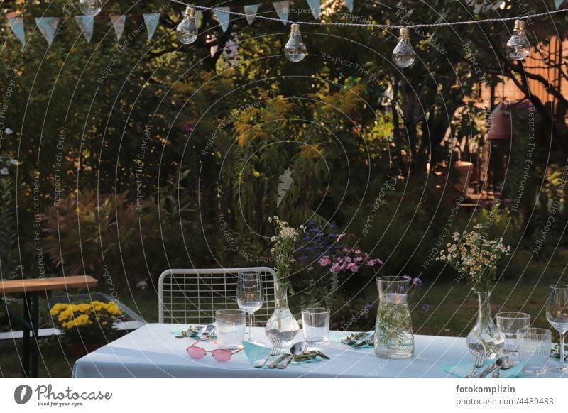 Gartentisch - sommerlich geschmückt und gedeckt Gartenfest Fest Tisch Idylle Gartenidylle Stimmung Blumen Wimpelkette Girlande Deko Sommer