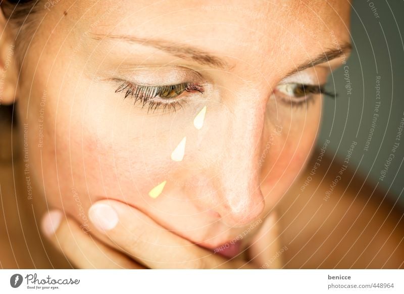 Paper Tears Frau Mensch Tränen weinen gestellt künstlich Papier feminin Nahaufnahme Werkstatt Studioaufnahme Trauer Traurigkeit Hoffnungslosigkeit trist schön
