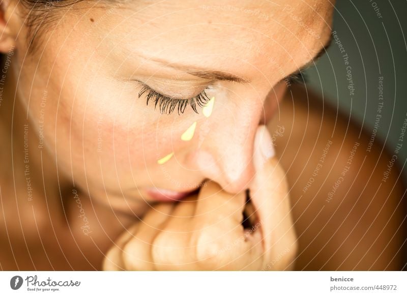 Fake Tears Frau Mensch Tränen weinen gestellt künstlich Papier feminin Nahaufnahme Werkstatt Studioaufnahme Trauer Traurigkeit Hoffnungslosigkeit trist schön