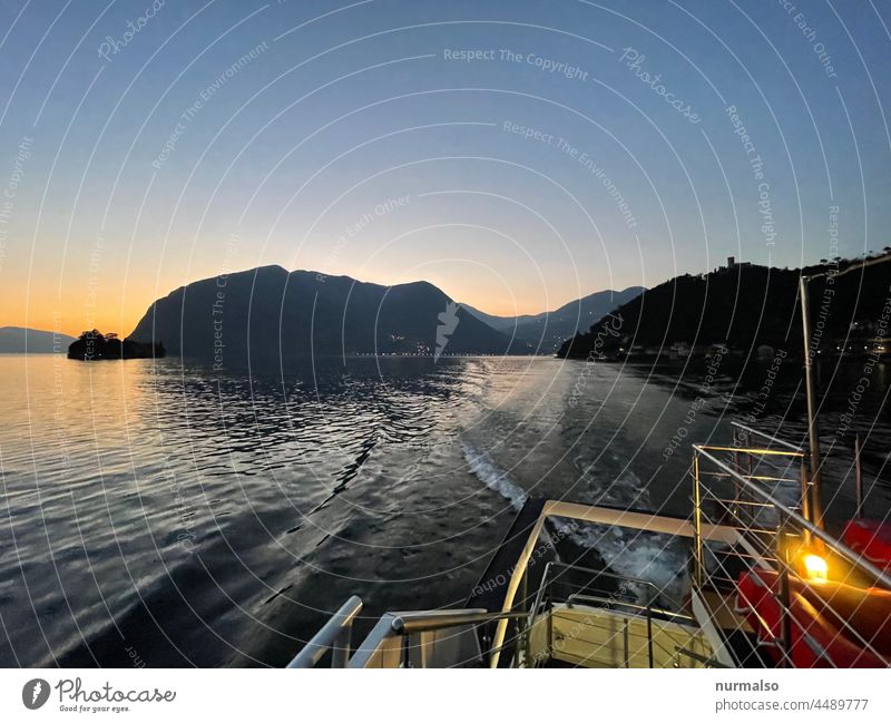 Postkarte aus Italien See Alpen italien isola fähre schiff abendstimmung schiffsüsswasser sonnenuntergang rettungsboot urlaub geniessen alpensee berge freiheit