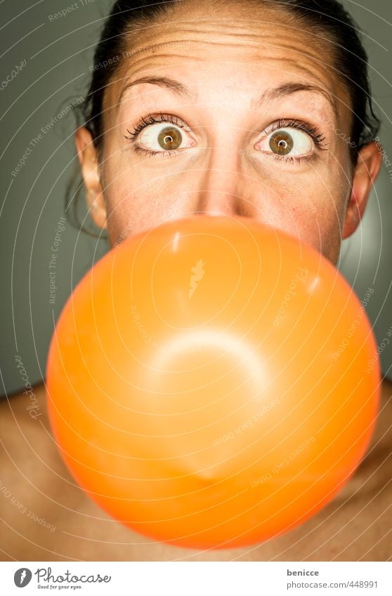 Junge Frau mit Luftballon Mensch orange blasen Party Geburtstag Grimasse Freude feminin Europäer Nahaufnahme Kaugummi rund