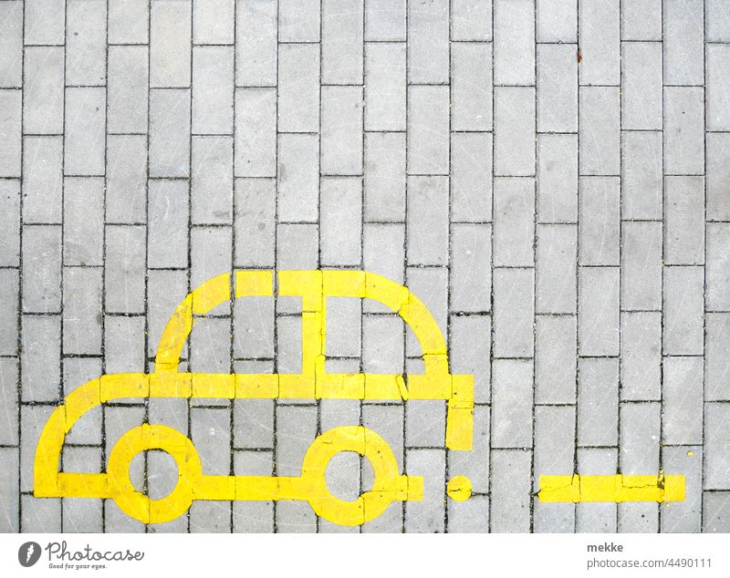 Parkplatz Markierung mit gelbem Auto auf Pflasterweg PKW Verkehr Straße Mobilität Straßenverkehr Verkehrsmittel Fahrzeug Wege & Pfade Verkehrswege Autofahren