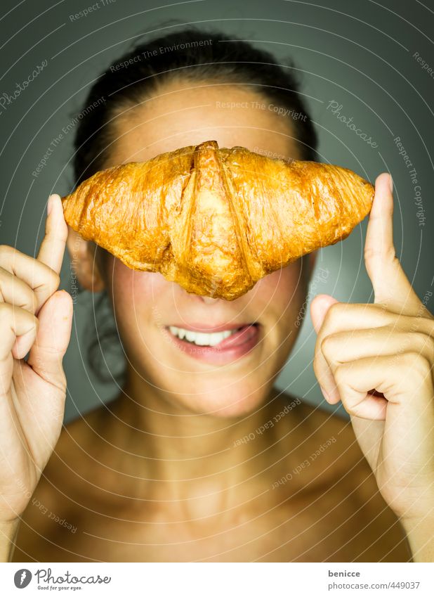 voila, un croissant Frau Mensch Croissant Backwaren Brot Bäckerei genießen reizvoll Erotik Blick in die Kamera festhalten Mehl Finger Speise Essen