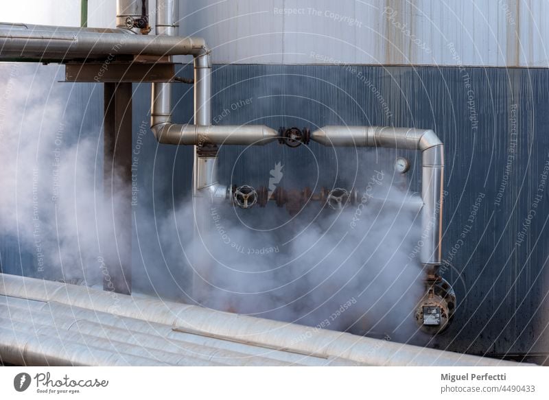 Rohre, die durch ihre hohe Temperatur geschützt sind und Dampf abgeben. Röhren Metall Verdunstung Hersteller Isolatoren Wasserhahn Ventile Tank erwärmen