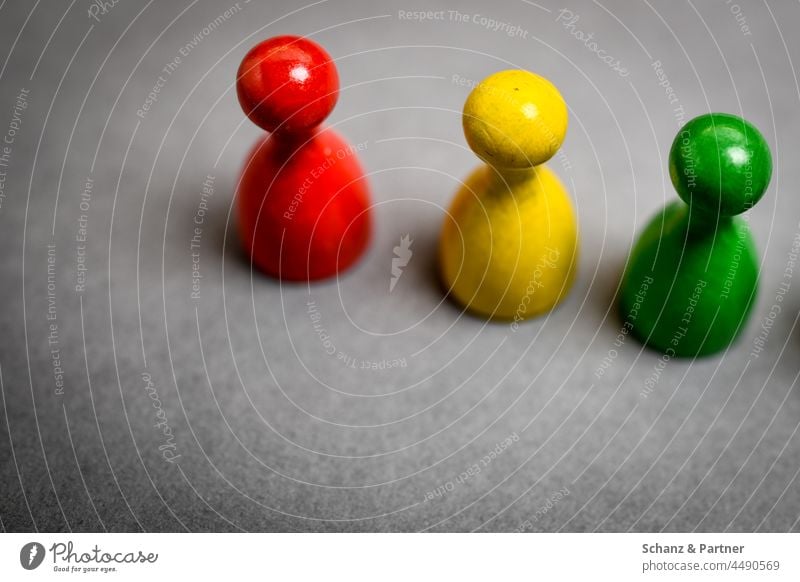 drei Spielfiguren, rot, gelb und grüne Brettspiel spielen SPD FDP Koalition Die Grünen Männlein Holzfigur Partei Politik Ampel