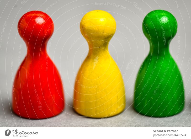 rote, gelbe und grüne Spielfigur Brettspiel spielen Die Grünen Männlein Holzfigur Partei Politik Koalition Ampel SPD FDP