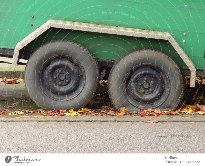 Plattfuß Reifenpanne Autofahren Anhänger Straßenverkehr Außenaufnahme Verkehrsmittel Farbfoto Nutzfahrzeug defekt kaputt platten Luft raus alt Herbstlaub