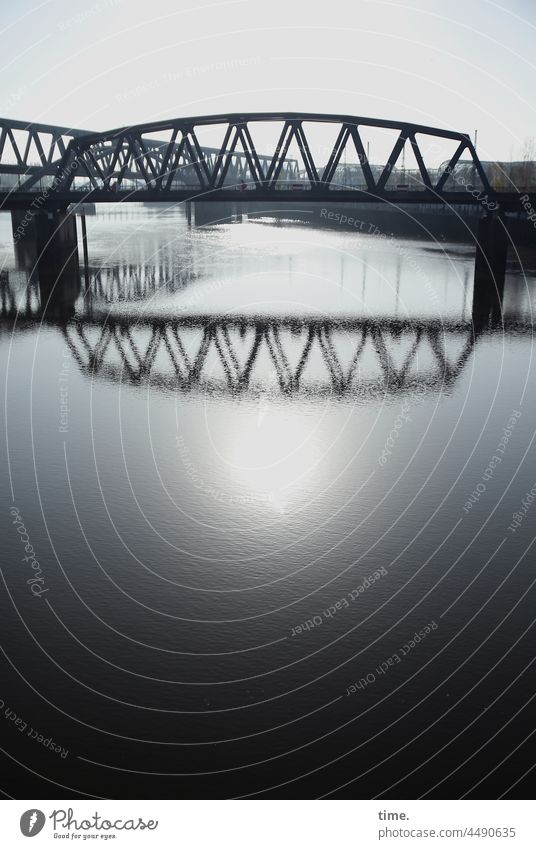 Verkehrsverhältnisse brücke eisenbahnbrücke wasser elbe gegenlicht blenden sonne sonnig spiegelung schatten reflexion schutz sicherheit horizont billhafen