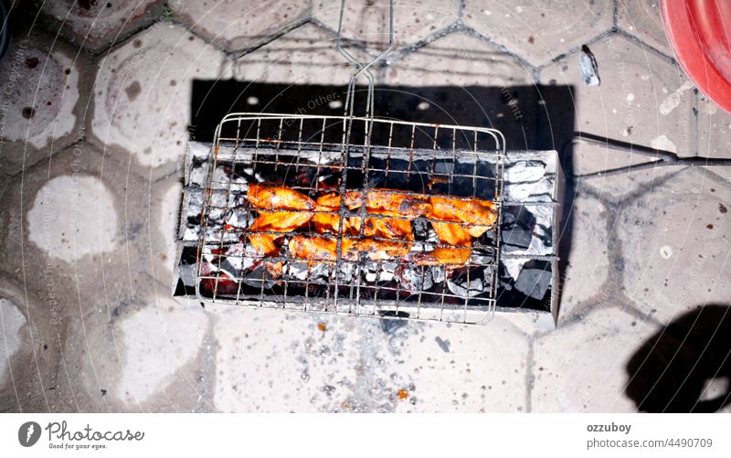 Hähnchenflügel auf dem Barbecue-Grill gegrillt Fleisch Lebensmittel Essen zubereiten im Freien Hühnerflügel Textfreiraum Kohle Frische Gesunde Ernährung