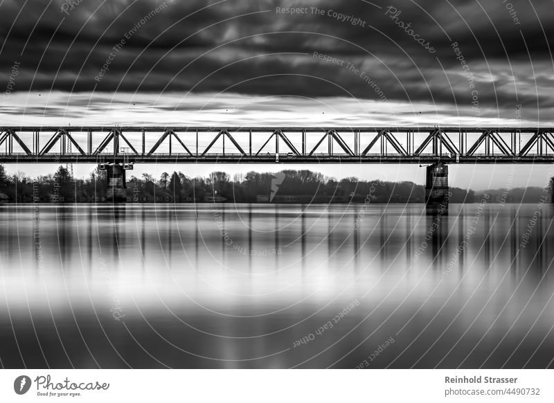 Donaubrücke Mauthausen Brücke Konstruktion Wasser Himmel Wolken Spiegelung Langzeitbelichtung Monochrome Schwarzweißfoto Geometrie Schön Linien Hintergrund