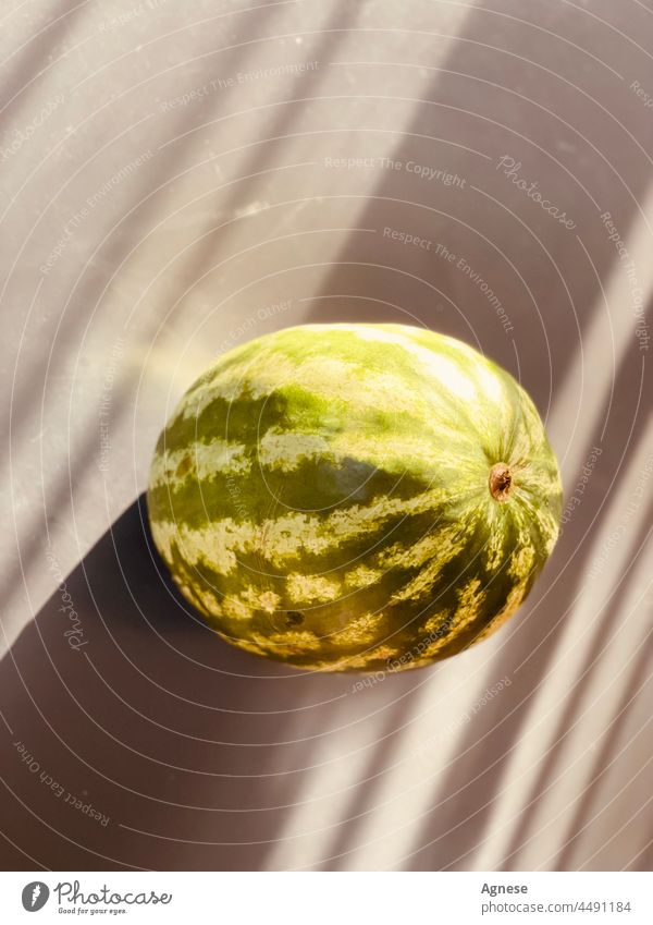 Wassermelone mit Sonnenuntergangstönen Wassermelonen Frucht fruchtig Schattenspiel