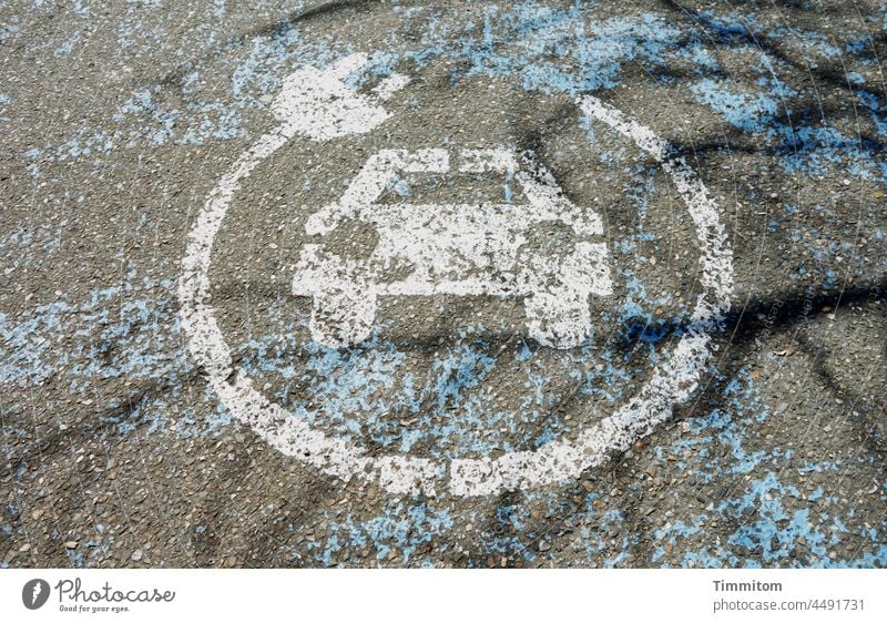 Strapazierte Markierung E-Auto Ladestation Hinweis Piktogramm Asphalt Straße Verkehr E-Mobilität elektrisch Fahrzeug Außenaufnahme Verkehrsmittel Menschenleer