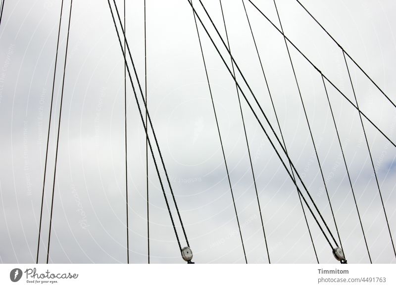 Linien - Takelage eines Segelschiffs Tauwerk Schifffahrt Seil Rollen Himmel Wolken Dänemark Außenaufnahme
