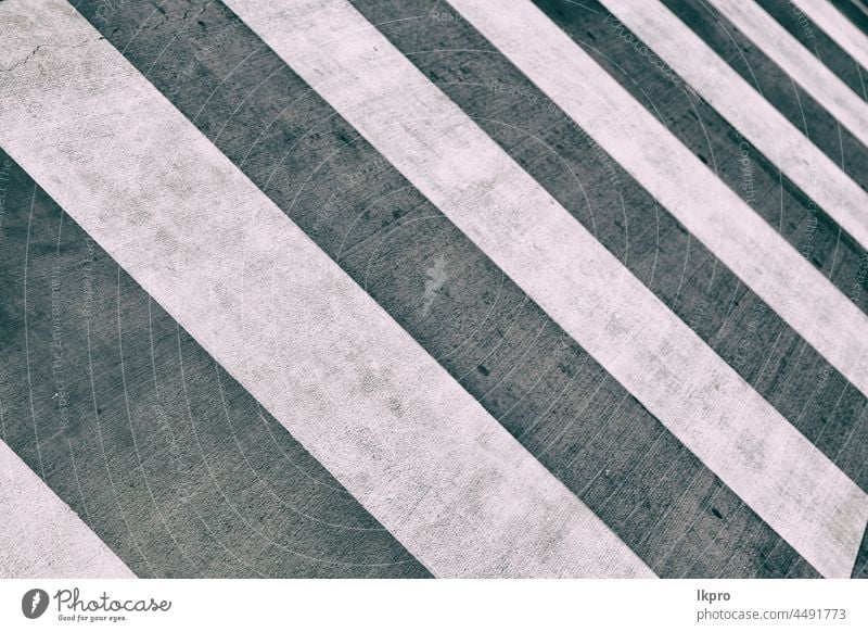 das Sicherheitskonzept des Zebrastreifens Überfahrt Fußgänger Straße Spaziergang durchkreuzen Asphalt Verkehr Bürgersteig Zeichen Großstadt abstrakt weiß Linie