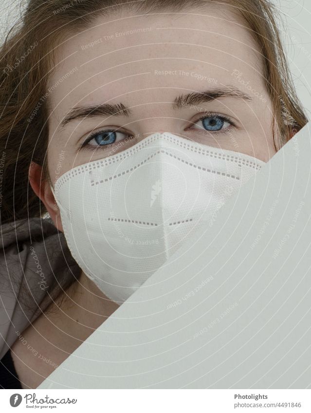 Intensiver Blick einer jungen Frau mit FFP2 Maske Viren Mundschutzmaske ansteckend Porträt Atemschutzmaske ansteckung Schutzmaske Gesundheitszustand Sicherheit