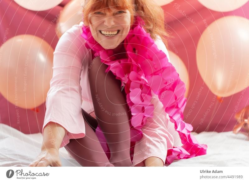 Party Feeling in Rosa - Frau in rosa Klamotten hat ihren Spaß 😀 Erwachsene Innenaufnahme Mensch feminin rothaarig lachen Fröhlichkeit Glück Freude Lächeln