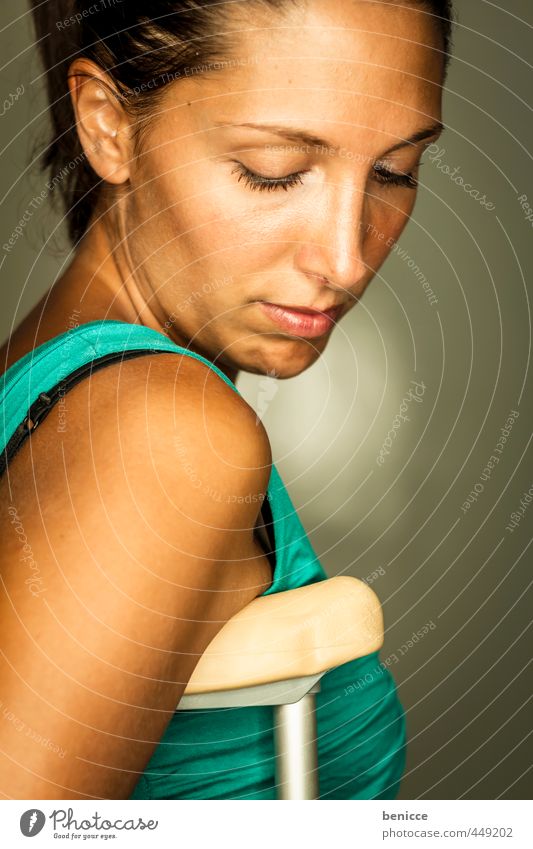 Junge Frau mit Krücken Mensch Unfall Gehhilfe Kleid grün blau Studioaufnahme Frauenbrust Oberkörper Fraktur Behinderte Patient Krankenhaus Verkehrssicherheit