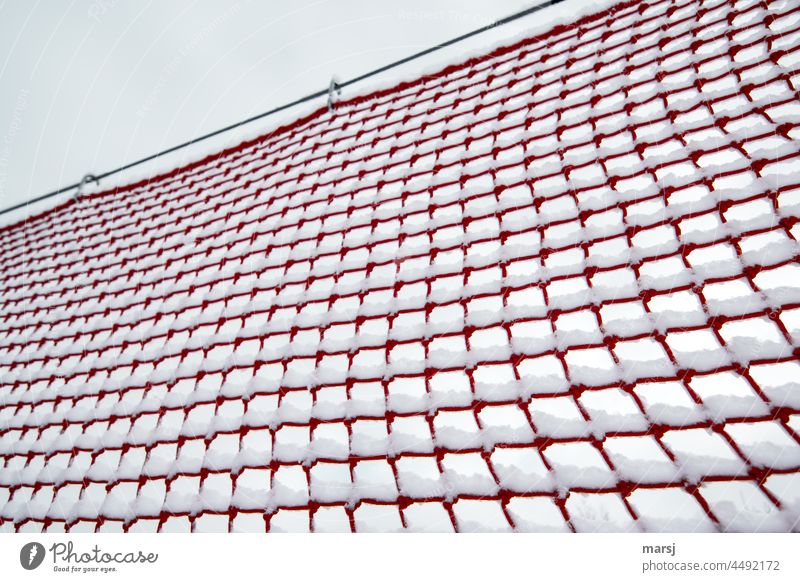 Sicherungsnetz in Rot. Mit frischem Schnee verziert. Sicherheitsnetz sicherheitsvorkehrung rot Netz Pistensicherheit Strukturen & Formen Netzwerk