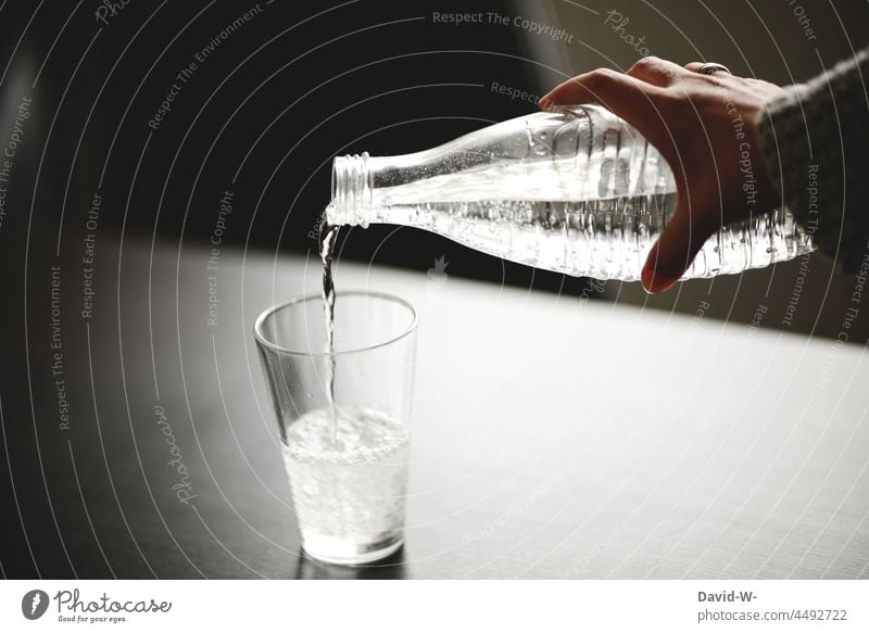 ein Glas mit Wasser auffüllen Wasserglas Hand trinken Mineralwasser Trinkwasser Wasserflasche Flüssigkeit Durst Wasserqualität Getränk