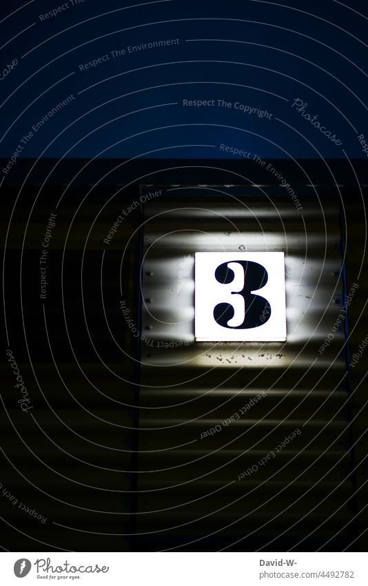 Nr. 3 - Ziffer Drei als Schild / Hausnummer leuchtend bei Nacht Nummer Zahl Ziffern & Zahlen Nachts