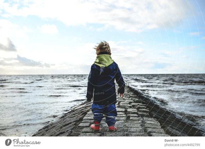 5000 - kleiner Junge und das große weite Meer Kind Klimawandel Urlaub Anziehungskraft Umwelt Ferien & Urlaub & Reisen Wasser beeindruckt Wellen Küste