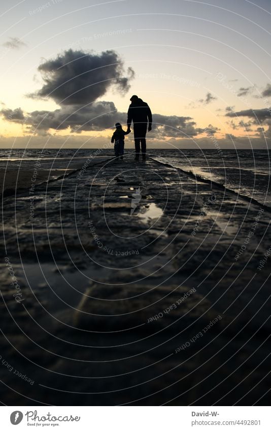 Vater und Sohn - ich zeige dir die Welt zeigen Meer Ozean Papa Kind zusammen Familie zusammenhalt gemeinsam Eltern Zusammenhalt Glück Liebe Sonnenuntergang