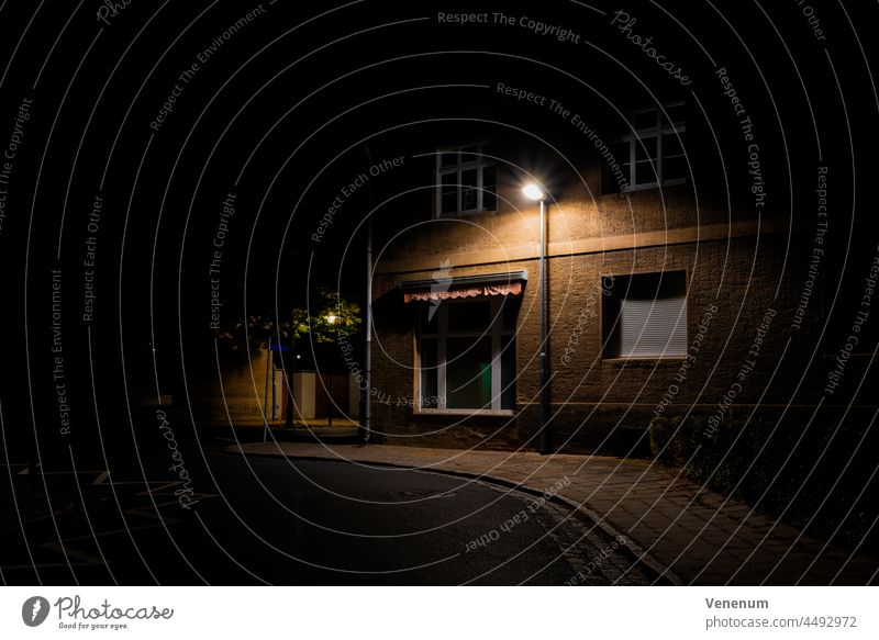Altes Haus mit einer Straßenlaterne bei Nacht in der Stadt Luckenwalde in Deutschland nachts Gebäude Teltow-Fläming Straßenbelag Bürgersteig Fußweg Laternen