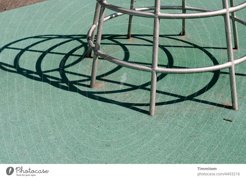 Linien - Klettergerät auf Spielplatz klettern spielen Metall Schatten Bodenbelag silber grün schwarz Außenaufnahme Menschenleer rund