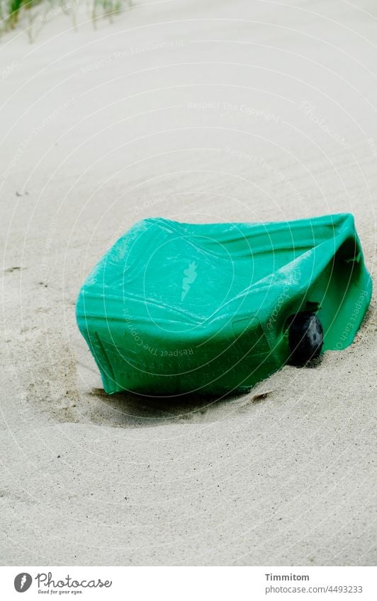Plastikkanister an dänischem Strand Dänemark Sand Düne Kanister Kunststoff Müll Umweltverschmutzung Dünengras Ferien & Urlaub & Reisen Außenaufnahme grün leer