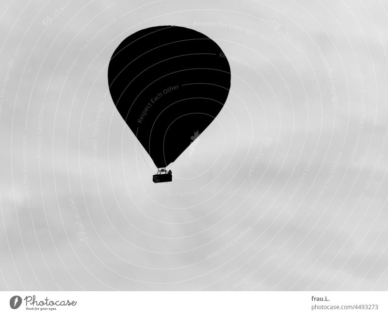 Mit dem Heißluftballon Himmel fliegen Zeitung Fotomontage allein Mensch Handtasche gebeugt Hut Mantel Frau alt stehen Abenteuer mutig Neugier neugierig