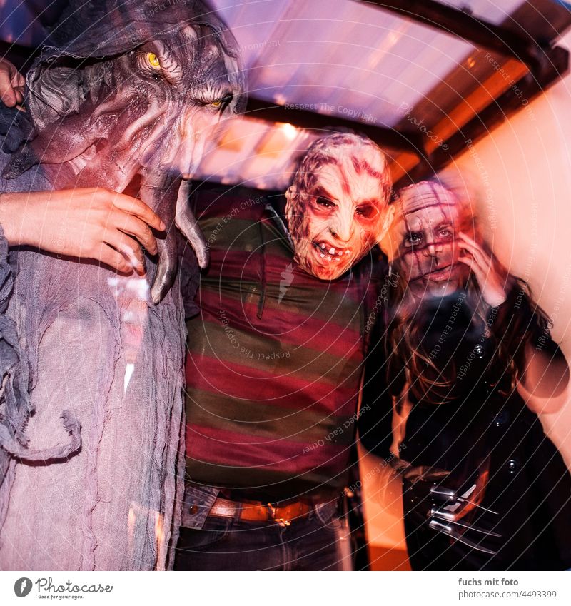 Halloween Masken, Horrorparty, Cthulhu, Freddy Krüger gruselig Farbfoto Porträt geheimnisvoll Angst schrecklich schaudern gespenstisch Killer halloweenkostüm