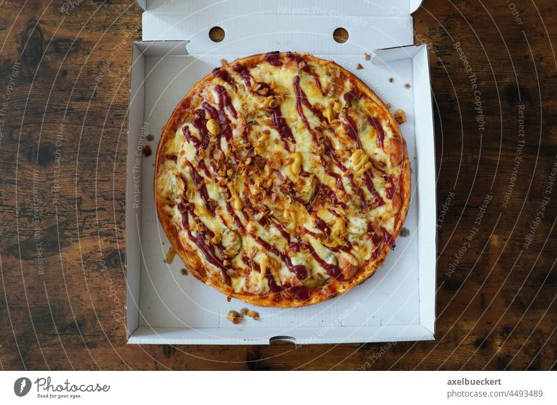 Hotdog Pizza Pizzaschachtel Tisch Draufsicht Essen lieferdienst Fastfood Lebensmittel Mittagessen Abendessen Ernährung ungesund Würstchen Senf Röstzwiebeln Käse