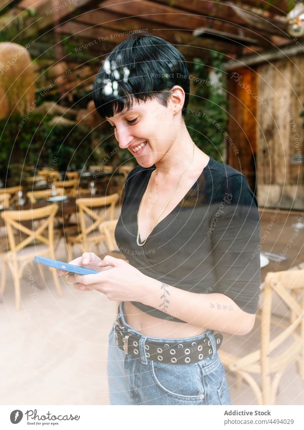 Frau beim Surfen auf dem Smartphone im Café Browsen Nachricht benutzend heiter Mobile Telefon soziale Netzwerke Lächeln online Talkrunde modern Glück Gerät