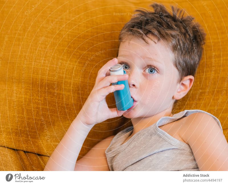Krankes Kind benutzt Inhalator zu Hause Asthma krank Junge Pflege Atem inhalieren Leckerbissen Problematik wenig Medizin heimwärts Gesundheitswesen medizinisch