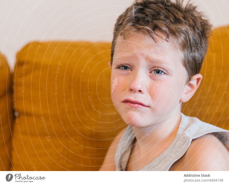 Trauriger kranker Junge auf der Couch liegend Kind kalt Grippe unglücklich Liege traurig unwohl Problematik Schlafzimmer heimwärts Lügen ertragen Kindheit