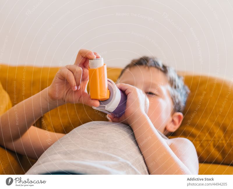 Krankes Kind benutzt Inhalator zu Hause Asthma krank Junge liegend Pflege Atem inhalieren Leckerbissen Problematik wenig Medizin heimwärts Gesundheitswesen