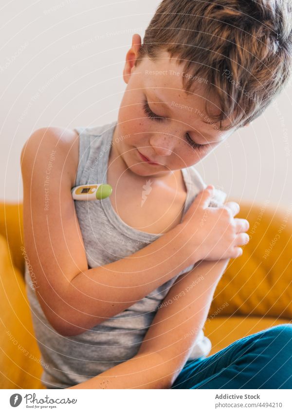 Krankes Kind misst die Temperatur zu Hause messen kalt Grippe krank elektronisch Thermometer heimwärts Junge Fieber Infektion Krankheit Liege Symptom Virus