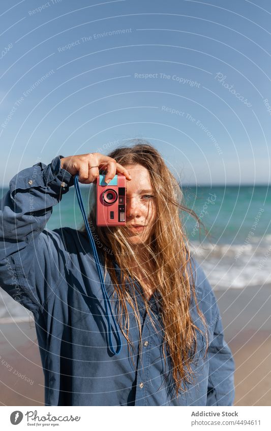 Frau fotografiert mit Kamera MEER Strand Fotoapparat Gerät Sand Sommer Wasser nass Ufer fotografieren Küste jung Apparatur Natur Gesicht machen Gedächtnis