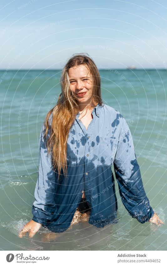 Frau im nassen Hemd im Meer stehend Wasser MEER Natur beobachten erkunden warten Sommer Glück Freude friedlich Sonnenlicht Lächeln genießen charmant jung