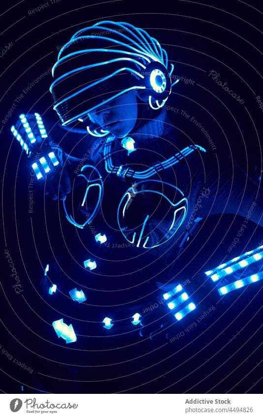 Anonyme Person im modernen LED-Kostüm Anzug Raum leuchten futuristisch neonfarbig Phantasie Leuchtdiode Hochtechnologie Cyborg Tracht Charakter Stil glühen